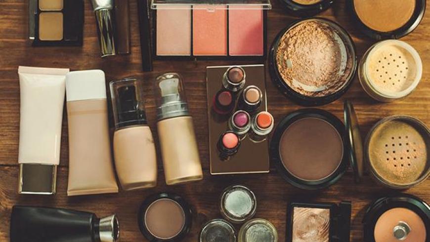 Cuáles son los productos básicos para un kit de maquillaje para  principiantes? | Movistar Plus