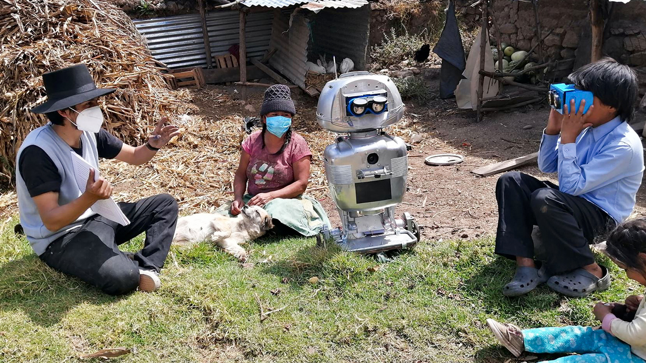 Kipi, robot que habla quechua a un año de la pandemia | Movistar Plus